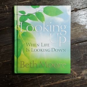 Looking Up When Life is Looking Down / Beth Moore